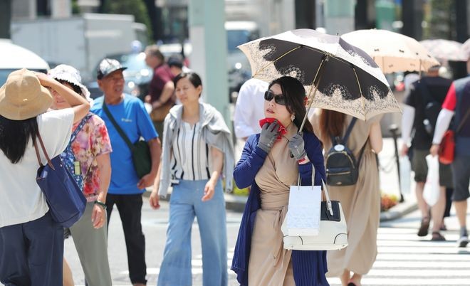 Parasols jump in popularity amid S. Korean heatwave