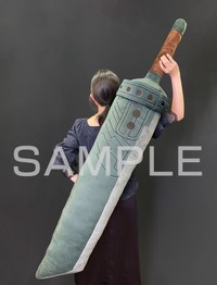 【写真】デカすぎ！これが実物の「バスターソード抱き枕」