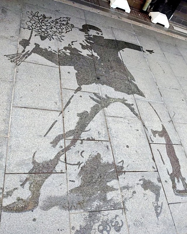 バンクシーの『Flower Thrower（花を投げる人）』をオマージュしたミストアート（画像提供：らむね 岡さん）