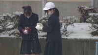雪玉を作って楽しむ子ども達