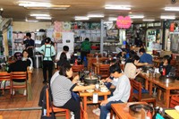 店内は地元の人たちであふれています。