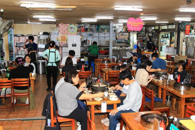 店内は地元の人たちであふれています。