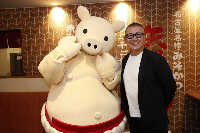 矢場とんのキャラクター「ぶーちゃん」（左）と奥村与幸代表取締役社長