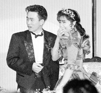 ダウンタウン・浜田雅功（左）との結婚披露パーティーで照れ笑いする妻の小川菜摘＝１９９０年１月３１日、大阪市内