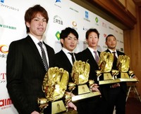ゴールデングラブ賞を獲得した広島の前田健太、梵英心、赤松真人、廣瀬純＝2010年11月29日撮影