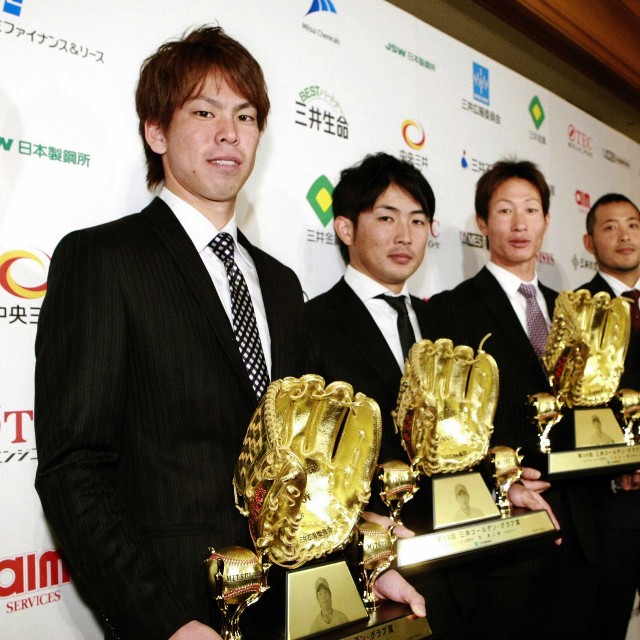 ゴールデングラブ賞を獲得した広島の前田健太、梵英心、赤松真人、廣瀬純＝2010年11月29日撮影