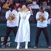 「残酷な天使のテーゼ」を熱唱する高橋洋子（中央）＝2022年