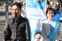 乙武洋匡氏（左）は、千代田区議選に立候補する富山葵弓氏の支援を表明した