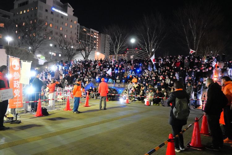 衆院選中、つくば駅前で、参政党の神谷宗幣代表が参加した街頭演説には、多くの人が集まって耳を傾けた=2026年2月3日、茨城県つくば市、藤崎麻里撮影