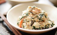 白和えは食べたいけれど、豆腐の水切りが面倒…※画像はイメージです（K/stock.adobe.com）
