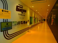 全長71.5mの見学通路（特別に許可をもらって撮影しています）