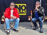 聴衆の質問に応じる井上ケイ氏(左)と布川敏和＝神奈川県・茅ヶ崎中央公園