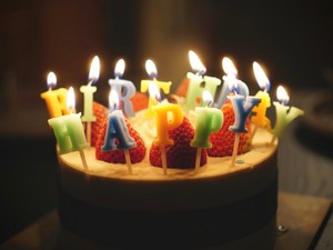 初めての社員旅行、台湾で迎えた誕生日。先輩が手に持っていたものは