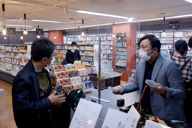 書店愛が高じて、自ら経営に乗り出した今村さん（右）＝昨年１１月、大阪府箕面市