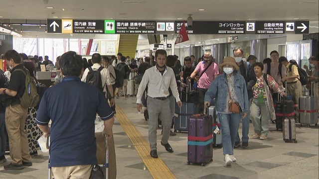 資料　国際線の利用者らで混雑する高松空港