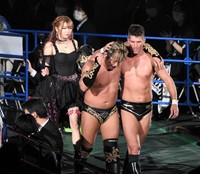 タイチと引き揚げるあべみほ＝２２年の１・４東京ドーム大会