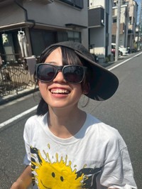 サングラスをかけて笑顔を見せる娘さん／OTORNさん（＠_otorn_）提供