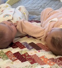 「ねぇねぇ、聞いてる？」まだお話できないながらも通じ合ってるふたり（提供：@suchan_mamaさん）
