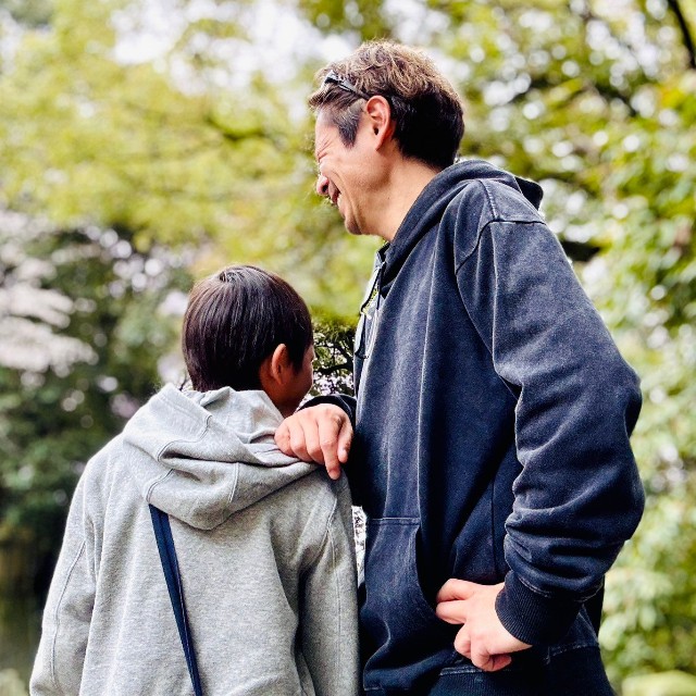 フリーアナウンサーの清水健さんと息子のツーショット（本人の公式Xから）