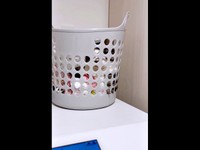 洗濯機の上に置かれたカゴ。何やら気配がーー（画像提供：ねこのそうちゃんですさん）