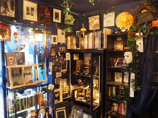 書籍やコラージュ・アートなど、店主の星野時環さんの作品が並ぶ一角