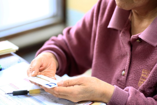 60代以上の約4人に1人が「運転免許証の返納を考えたことがある」　※画像はイメージです（kenstock/stock.adobe.com）