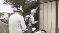 建物を調査する参加者