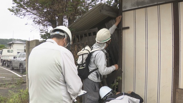 建物を調査する参加者