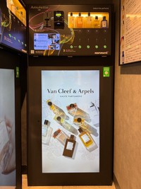 大阪・梅田に登場！香水をふりかけてくれる自動販売機（石田健三郎さん提供）