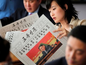 労働新聞が映す北朝鮮の闇、最高指導者の肖像画をめぐる人権無視の「美談」も掲載