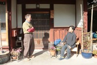 玄関先で談笑するアンディさんと和子さん（南丹市園部町）