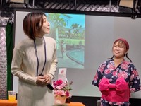 親友・浜田ブリトニー（右）の前で、「会見で記者の声が聞こえなかった時にする広末涼子さんの横顔」を披露する、おかもとまり＝東京・浅草の「漫画ギャラリーCAFEオカオカ」