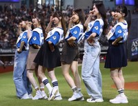 試合前、パフォーマンスを披露する乃木坂野球部＝エスコンフィールド北海道