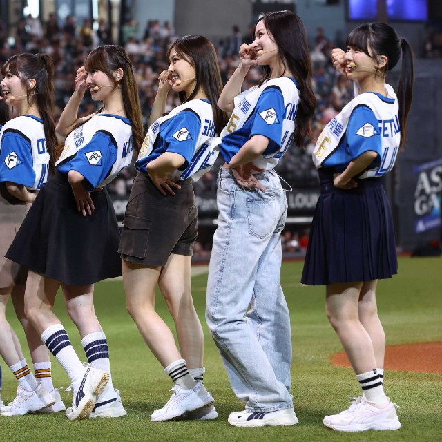 試合前、パフォーマンスを披露する乃木坂野球部＝エスコンフィールド北海道