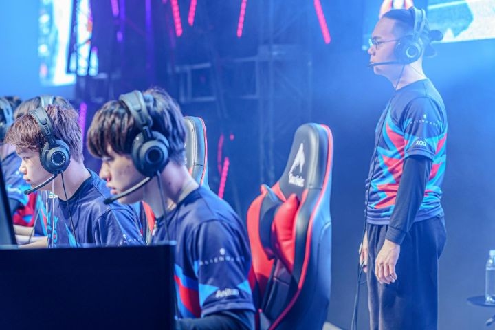 試合中のAyagator選手らを見守るXQQコーチ