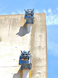 下の階にも住人が！ サンドーム福井の鬼瓦（画像提供：∠いわしさん）