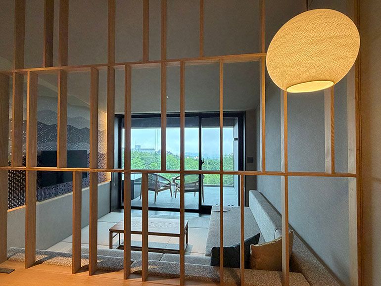 群馬名産のシルクで草津の山々を描いた壁が印象的