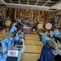 お寺本堂の第一会場（局長さん提供）