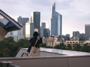 退職金は生活費ではなくブランドバックに。未練を思い出にするために