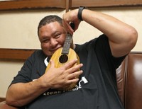 記者が手渡したウクレレを手に笑顔でハワイの思い出を語った曙さん（２０１１年７月撮影）