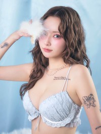 自身が立ち上げたランジェリーブランド「Enfel（エンフェル）」の着用モデルを務めるぴょな（PyunA.）