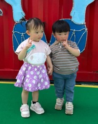 手を繋ぐふたりが可愛すぎる♡（提供：＠__mugi_0473さん）