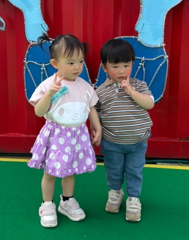 手を繋ぐふたりが可愛すぎる♡（提供：＠__mugi_0473さん）