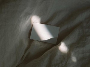 申請用紙の記名欄でふと止まった手。私の「名前」って、何？