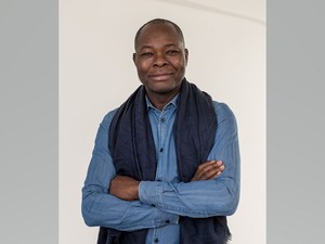 暑い土地にガラス張りの建築は時代遅れ　フランシス・ケレ氏「大地に戻るときが来た」