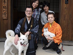 保護犬猫、お寺のアイドルに　ファンが歌まで作った