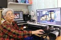 一眼レフカメラで撮影した写真を、パソコンの画像編集ソフトを駆使して独創的な平面作品に仕上げている瓜生さん