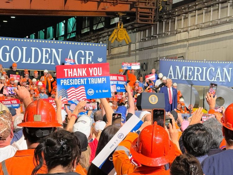 USスチールの工場で開かれたトランプ米大統領の演説会には、多くの鉄鋼労働者がつめかけた=2025年5月30日、米東部ペンシルベニア州ピッツバーグ近郊、杉山歩撮影