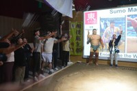 力士と一緒に塩をまく外国人観光客たち（京都市中京区烏丸通二条上ル・相撲庵京都）
