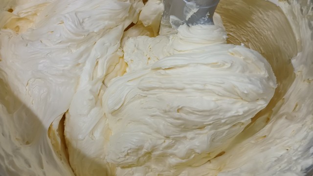 北海道の良質なバター100％のクリームは、かつて胸焼けした昭和時代のバタークリームとは別物だそう